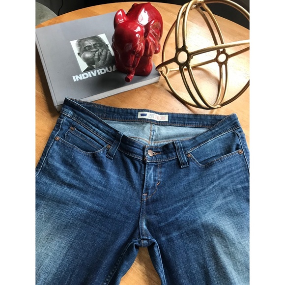 Levis | Demi Curve | Medium Wash Jeans - Picture 5 of 8